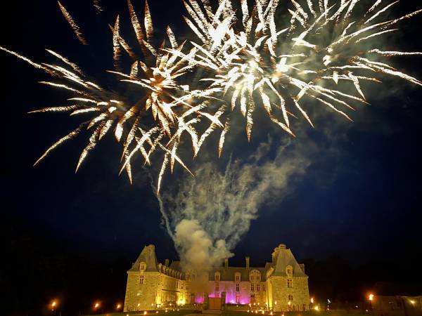 Château Le Rocher Portail Nocturne feux d'artifices