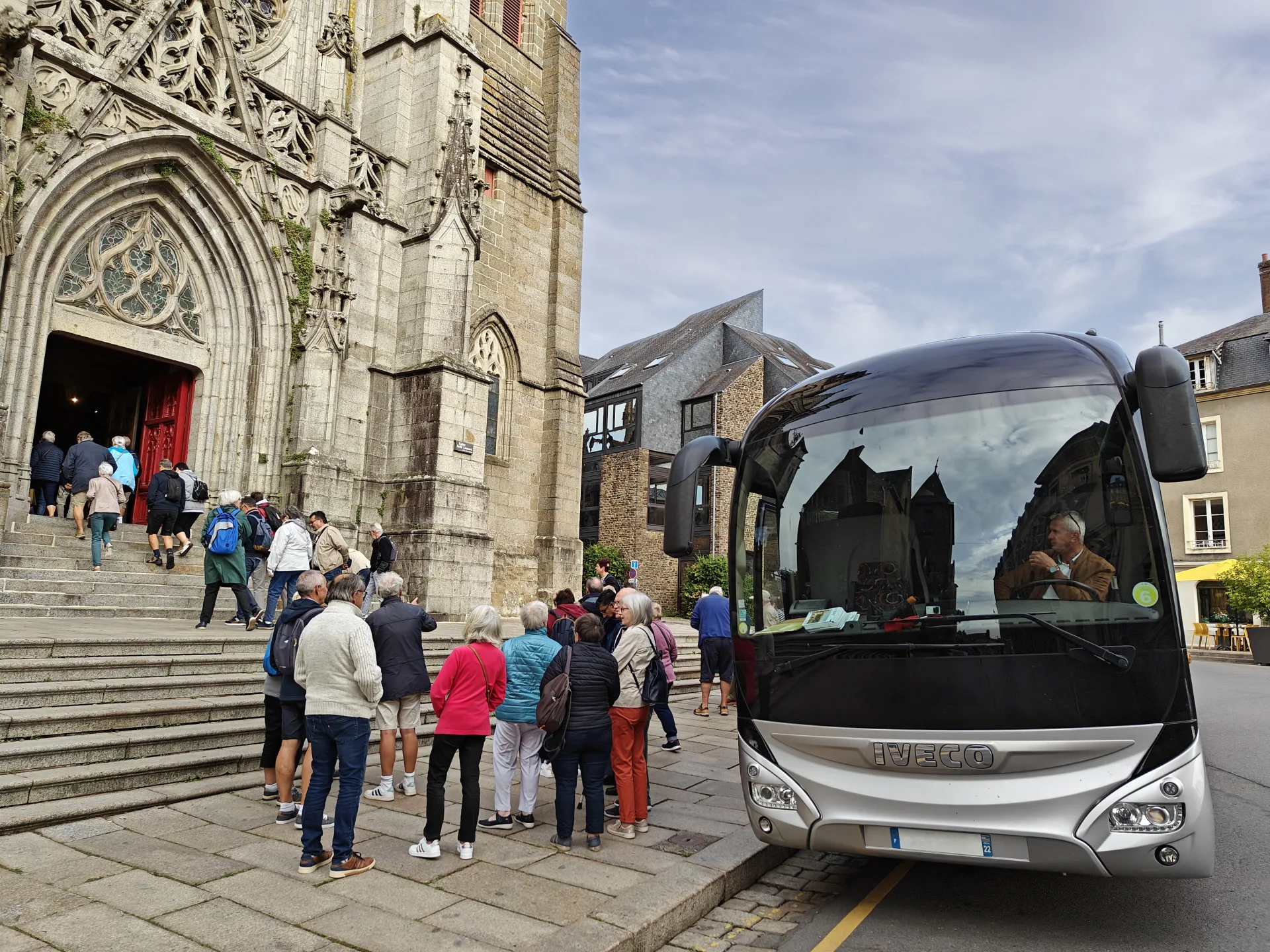 Groupe en bus devant saint léonard