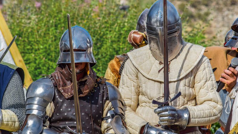 Photo de deux chevaliers en armure tenant leurs épées